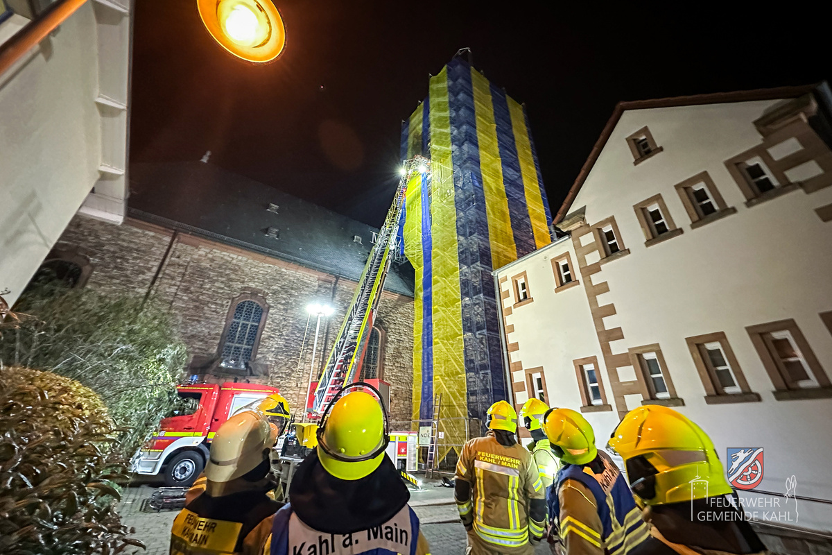 Einsatzübung der Freiwilligen Feuerwehr Kahl am Kirchturm