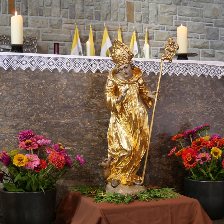 Eine goldene Figur steht auf dem Boden vor dem Altar der Kirche in Dipbach.